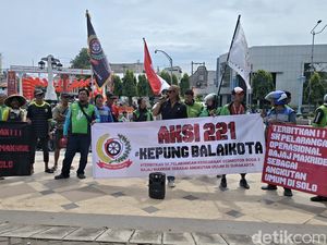 Ojol-Tukang Becak Demo di Balai Kota Solo Desak Angkutan Bajaj Dilarang