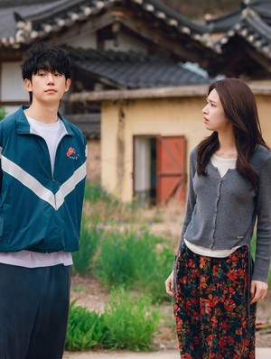 Foto Perdana Jung Hae In dan Ha Young di Drakor Our Sticky Love