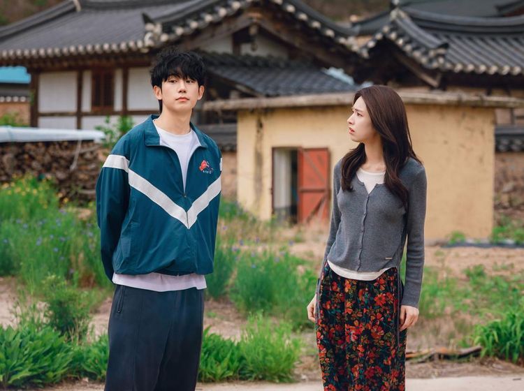 Foto Perdana Jung Hae In dan Ha Young di Drakor Our Sticky Love