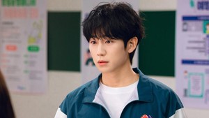 Jung Hae In (sebelumnya main di Love Next Door) memerankan Jang Tae Ha, seorang mantan juara boxing yang banting setir jadi gangster. Tapi sekarang dia buka lembaran baru dan jadi pelating boxing di kota kecil. Di sana dia ketemu Go Eun Sae, si cinta pertama. (Foto: dok. Netflix)