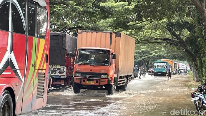 Pantura Pati - Rembang Kembali Kebanjiran Pagi Ini, Ada 4 Titik Banjir.