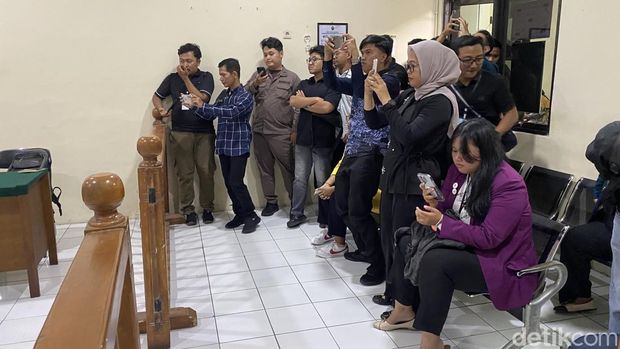 Para mahasiswa Universitas Diponegoro (Undip) melihat sidang terdakwa Chiko Radityatama Agung Putra, di PN Semarang, Kecamatan Semarang Barat, Kota Semarang, Kamis (22/1/2026). Para mahasiswa Universitas Diponegoro (Undip) melihat sidang terdakwa Chiko Radityatama Agung Putra, di PN Semarang, Kecamatan Semarang Barat, Kota Semarang, Kamis (22/1/2026).