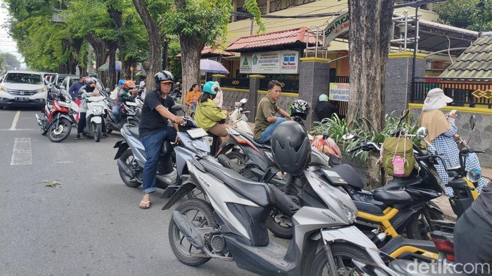 Parkir Liar Bikin Macet di Jalan Protokol Sidoarjo Ditertibkan