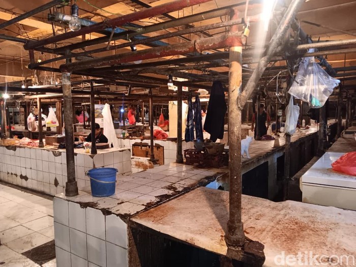 Pedagang Kompak Mogok, Los Daging Pasar Klender Berubah Jadi Lorong Gelap