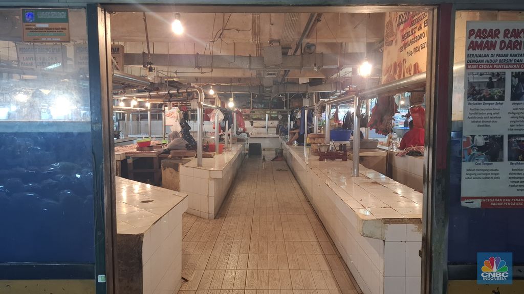 Pedagang daging sapi tampak mulai melakukan aksi mogok berjualan mulai Kamis (22/1/2026) hingga tiga hari kedepan, di mana aksi ini merupakan bentuk kekecewaan pedagang akibat stok yang tersedia terbatas. (CNBC Indonesia/Chandra)