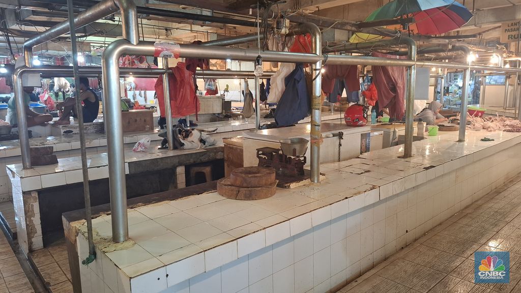 Pedagang daging sapi tampak mulai melakukan aksi mogok berjualan mulai Kamis (22/1/2026) hingga tiga hari kedepan, di mana aksi ini merupakan bentuk kekecewaan pedagang akibat stok yang tersedia terbatas. (CNBC Indonesia/Chandra)