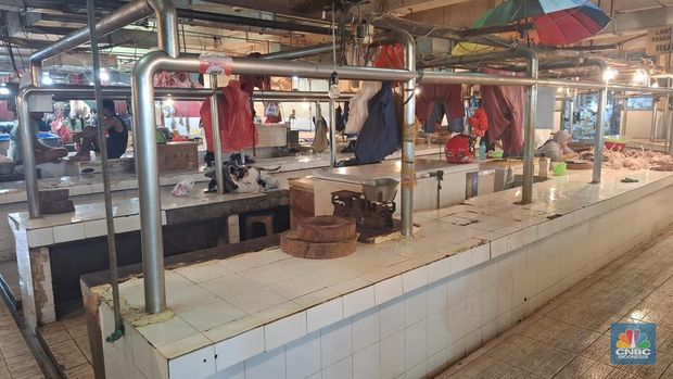 Pedagang daging sapi tampak mulai melakukan aksi mogok berjualan mulai Kamis (22/1/2026) hingga tiga hari kedepan, di mana aksi ini merupakan bentuk kekecewaan pedagang akibat stok yang tersedia terbatas. (CNBC Indonesia/Chandra)