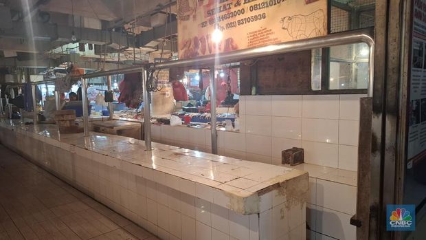 Pedagang daging sapi tampak mulai melakukan aksi mogok berjualan mulai Kamis (22/1/2026) hingga tiga hari kedepan, di mana aksi ini merupakan bentuk kekecewaan pedagang akibat stok yang tersedia terbatas. (CNBC Indonesia/Chandra)