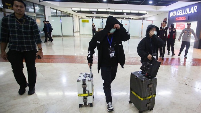 Petugas mengarahkan sejumlah Warga Negara Indonesia (WNI) setibanya dari Myanmar di Terminal 2, Bandara Soekarno Hatta, Tangerang, Banten, Kamis (22/1/2026). Kementerian Luar Negeri bekerja sama dengan KBRI Yangon dan KBRI Bangkok kembali memulangkan sebanyak 91 WNI dari perbatasan Myanmar-Thailand yang terjaring operasi penindakan oleh Pemerintah Myanmar terhadap pusat kegiatan kejahatan online scamming dan online gambling di kawasan Myawaddy. ANTARA FOTO/Muhammad Iqbal/rwa.