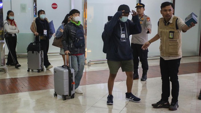 Petugas mengarahkan sejumlah Warga Negara Indonesia (WNI) setibanya dari Myanmar di Terminal 2, Bandara Soekarno Hatta, Tangerang, Banten, Kamis (22/1/2026). Kementerian Luar Negeri bekerja sama dengan KBRI Yangon dan KBRI Bangkok kembali memulangkan sebanyak 91 WNI dari perbatasan Myanmar-Thailand yang terjaring operasi penindakan oleh Pemerintah Myanmar terhadap pusat kegiatan kejahatan online scamming dan online gambling di kawasan Myawaddy. ANTARA FOTO/Muhammad Iqbal/rwa.