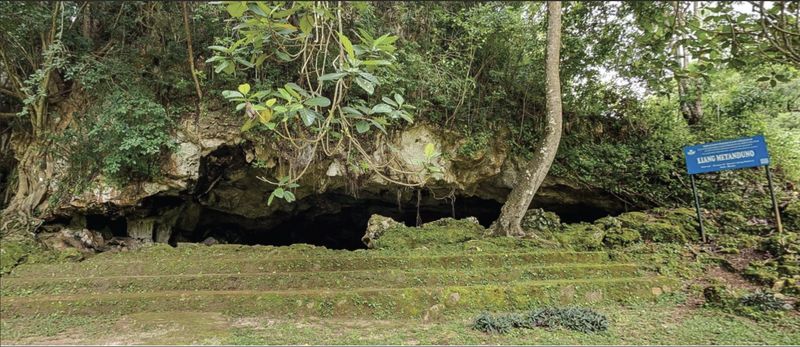 Penampakan dari atas gua Liang Metanduno, tempat lukisan gua tertua di Muna Sultra
