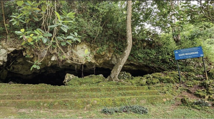 Penampakan dari atas gua Liang Metanduno, tempat lukisan gua tertua di Muna Sultra