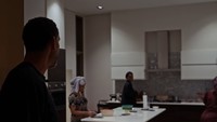 Ia juga mengintip area dapur yang memiliki desain minimalis. Ukuran dapur besar, bahkan muat meja island di bagian tengah. Foto: Tangkapan Layar YouTube Rio Ferdinand Presents