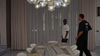 Naik ke lantai atas, Ferdinand melihat hunian yang didominasi warna putih. Ruang makan ini memiliki meja makan marmer panjang, kursi putih, lampu gantung bundar, serta gorden yang menjuntai sampai lantai. Foto: Tangkapan Layar YouTube Rio Ferdinand Presents