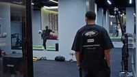Lalu, ada sekat kaca menuju area gym. Ruangan ini diisi dengan peralatan olahraga, meja pingpong, serta cermin besar. Foto: Tangkapan Layar YouTube Rio Ferdinand Presents