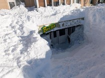 Salju Setinggi 5 Meter Kepung Bangunan di Rusia, Warga Keluar Lewat Jendela