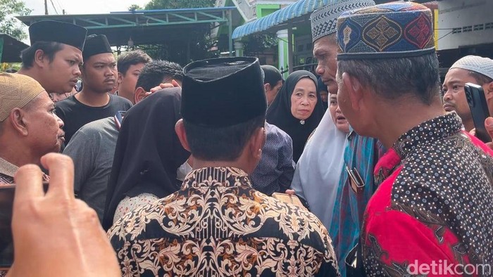 Wanita diduga mencuri uang duka saat diamankan warga.