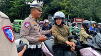 Setelah barcode keluar, petugas langsung memberikan barcode itu kepada pengendara. Barcode ini sekaligus pengganti surat tilang.
