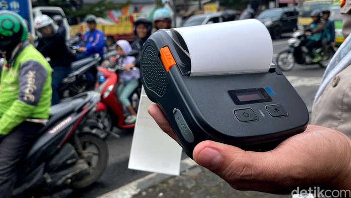 Penilangan menggunakan ponsel atau ETLE Mobile Handheld sudah mulai diberlakukan di Jawa Barat.