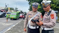 Ada dua alat yang digunakan dalam ETLE Mobile Handheld. Alat pertama berbentuk ponsel yang digunakan untuk memotret dan alat kedua untuk barcode.