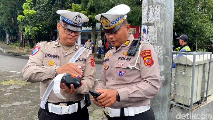 Penilangan menggunakan ponsel atau ETLE Mobile Handheld sudah mulai diberlakukan di Jawa Barat.