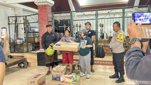 Penyaluran bantuan Dinas Sosial Kota Denpasar berupa bahan makan dan alat masak untuk salah satu warga terdampak angin puting beliung di Kesiman, Kamis (22/1/2026).