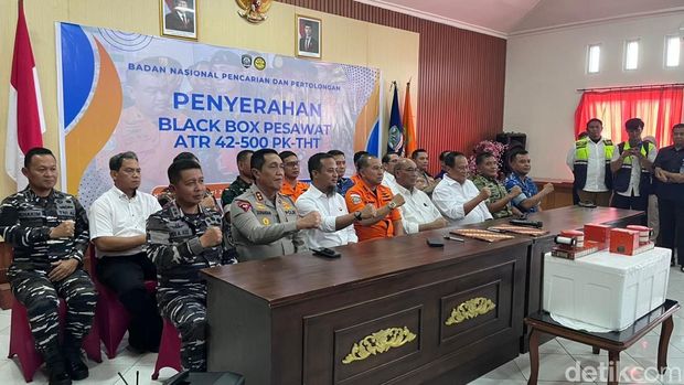 Penyerahan black box pesawat ATR 42-500 PK-THT. Penyerahan black box pesawat ATR 42-500 PK-THT.