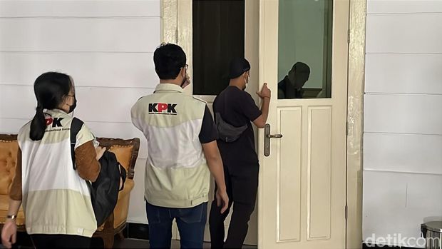 Petugas KPK tampak membawa dua koper dan satu kardus dari kantor Bupati Pati dan rumah dinas bupati, Kamis (22/1/2026).