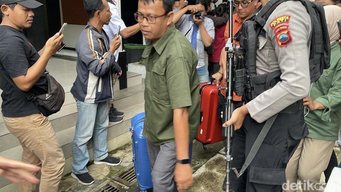 Petugas KPK tampak membawa dua koper dan satu kardus dari kantor Bupati Pati dan rumah dinas bupati, Kamis (22/1/2026).