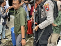 Geledah Kantor-Rumdin Bupati Pati Terkait Sudewo, KPK Bawa 2 Koper-1 Kardus