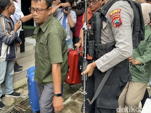 Geledah Kantor-Rumdin Bupati Pati Terkait Sudewo, KPK Bawa 2 Koper-1 Kardus
