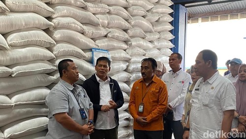 Plh Sekda NTB Lalu Moh. Faozal saat sidak di Gudang Bulog di Mataram, Rabu (21/1/2026). (Foto: Ahmad Viqi/detikBali)