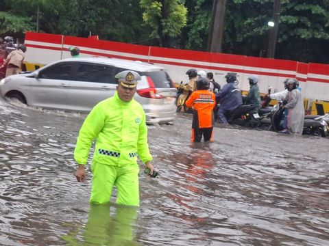 Polantas atur lalin di jalan terdampak banjir di Jakarta