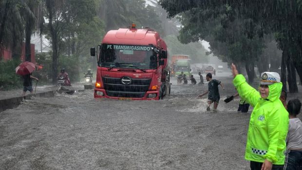Polantas atur lalin di jalan terdampak banjir di Jakarta