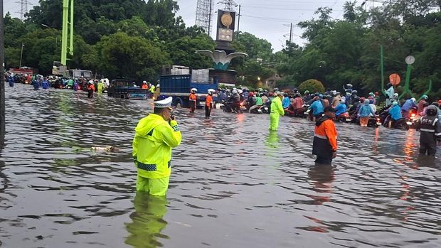 Polantas atur lalin di jalan terdampak banjir di Jakarta