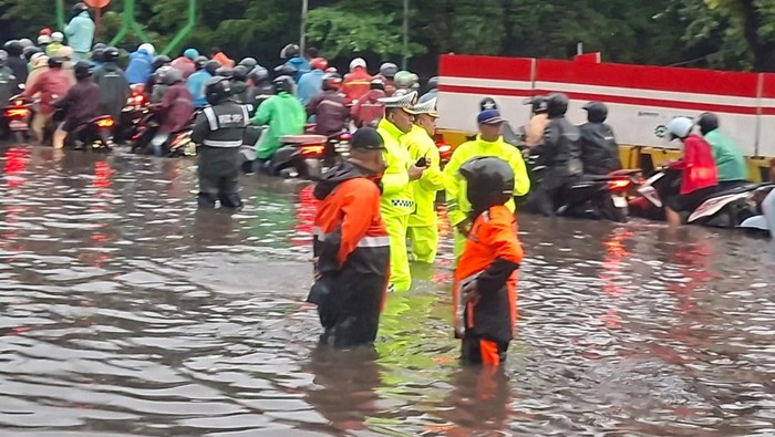 Banjir di Sejumlah Titik di Jakarta, Polantas Berjibaku Atur Lalin