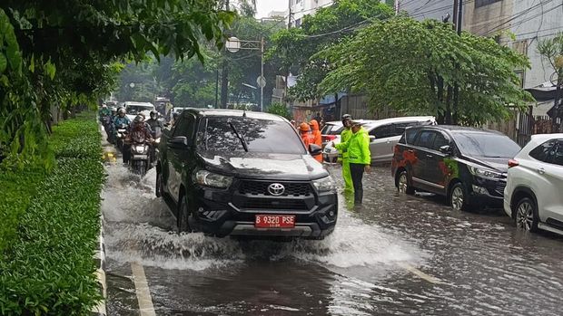 Polda Metro Jaya turunkan personel Brimob, Lantas, dan Polair untuk melayani warga terdampak banjir, Kamis (22/1/2026).