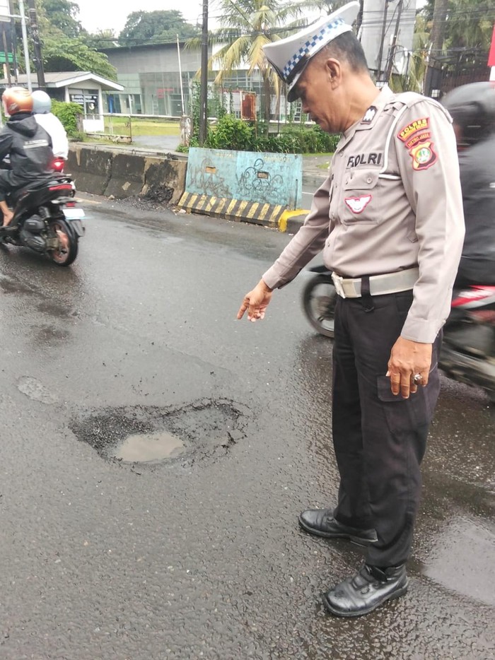 Polisi Cek Jalan Berlubang yang Bikin Pemotor Celaka di Ciputat