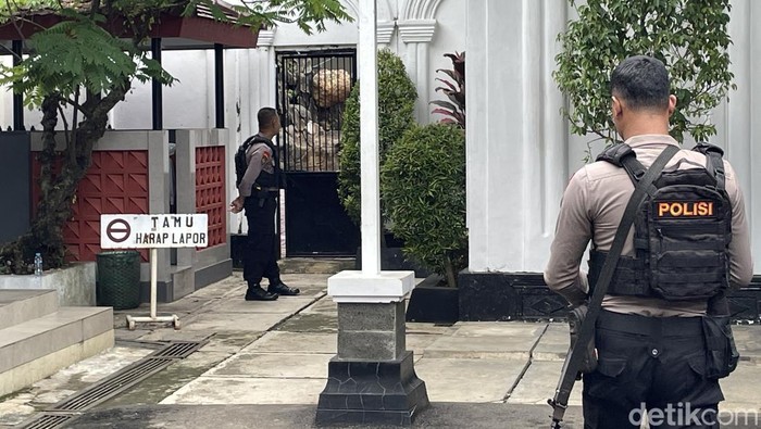 Polisi tampak berjaga di Kantor Bupati Pati saat KPK melakukan penggeledahan terkait kasus bupati nonaktif Sudewo, Kamis (22/1/2026).