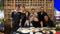 Selama berpacaran dengan Gisel, banyak momen bersama dibagikan di Instagram. Salah satunya ini ketika Cinta, Gisel, dan rekan-rekannya makan bersama di sebuah restoran. Foto: Instagram @cinta_brian
