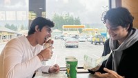 Selain bersama kekasih, artis kelahiran tahun 1998 itu juga kerap menunjukkan momen bersama teman dan keluarga. Brian sempat menikmati sandwich dari gerai Subway bersama temannya, Calvin Jeremy nih. Foto: Instagram @cinta_brian