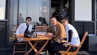 Aktivitasnya memang sering dibagikan di Instagram. Kali ini artis kelahiran Denpasar itu menikmati makanan bersama adiknya, Junior Roberts. Foto: Instagram @cinta_brian