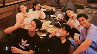 Kalau ini momen Brian makan-makan bareng rekan artis lainnya. Mereka mampir ke sebuah kedai makanan untuk menikmati sate taichan dan minuman nih. Foto: Instagram @cinta_brian