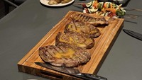 Makanan yang Brian nikmati saat tahun baru termasuk steak dengan lelehan mentega. Steak itu disajikan bersama sate paprika panggang, tomat panggang, hingga kentang goreng nih. Foto: Instagram @cinta_brian