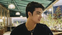 Sesekali pacar Gisella Anastasia itu menikmati waktunya di restoran. Begini potretnya ketika Brian minum minuman bersoda. Foto: Instagram @cinta_brian