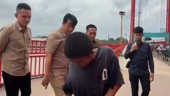 Pria Lempar Batu ke CCTV di Jembatan Ampera, Sempat Diamankan lalu Kabur