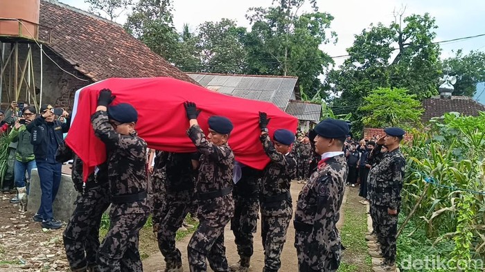 Prosesi pemakaman Deden Maulana, korban pesawat ATR 400 yang jatuh di Pangkep, Sulawesi Selatan