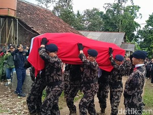 Momen Haru, Anak Pegawai KKP Lantunkan Surah Al-Insyirah di Depan Jenazah Ayah