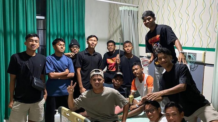 Para pemain PSIR Rembang menjenguk Sena, bek kiri yang kakinya patah dalam laga melawan Persikaba Blora. Foto diunggah Kamis (22/1/2026).
