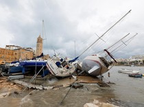 Puluhan Kapal Pesiar Porak-poranda Dihantam Badai Harry